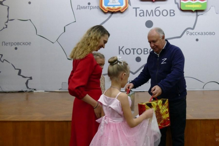 Глава Котовска вручил новогодние подарки одарённым детям