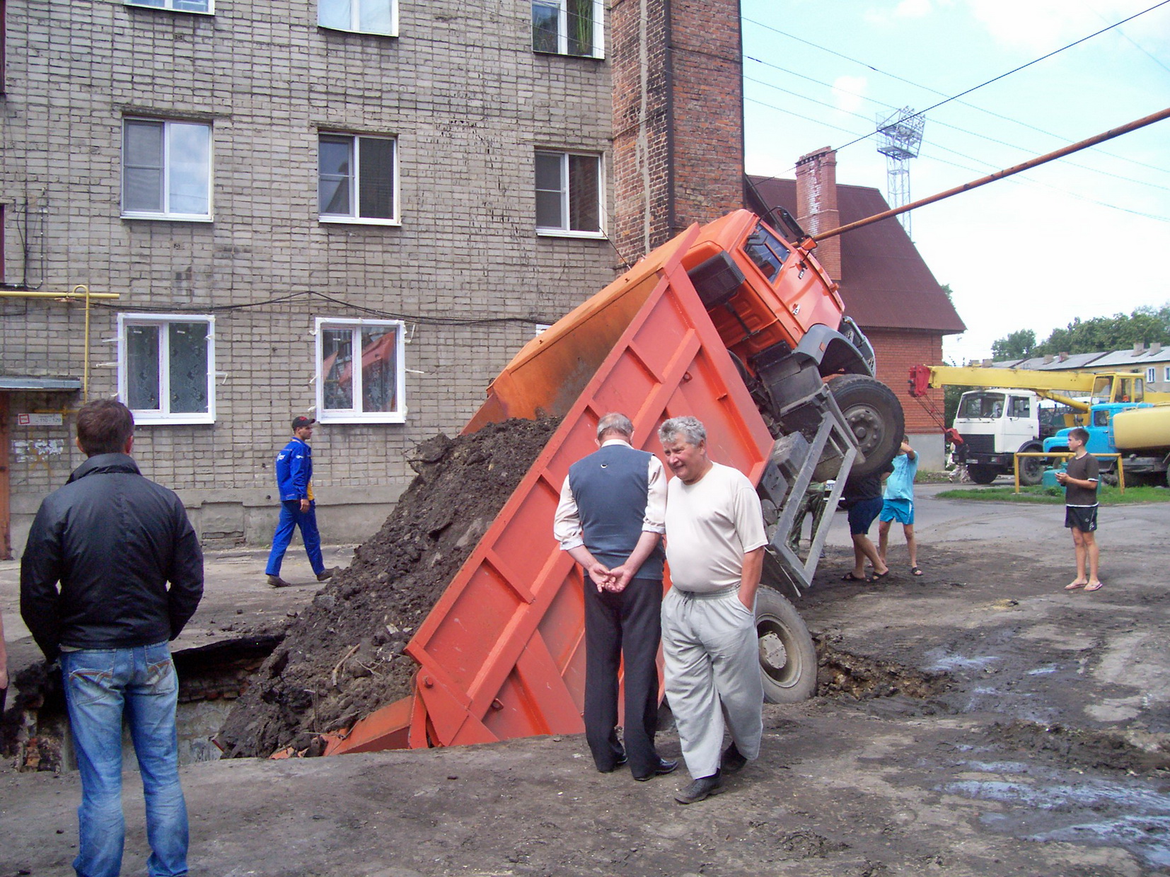 Камаз провалился под землю