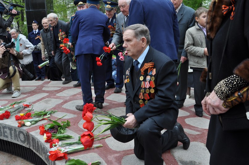 Картинка ветеран у вечного огня