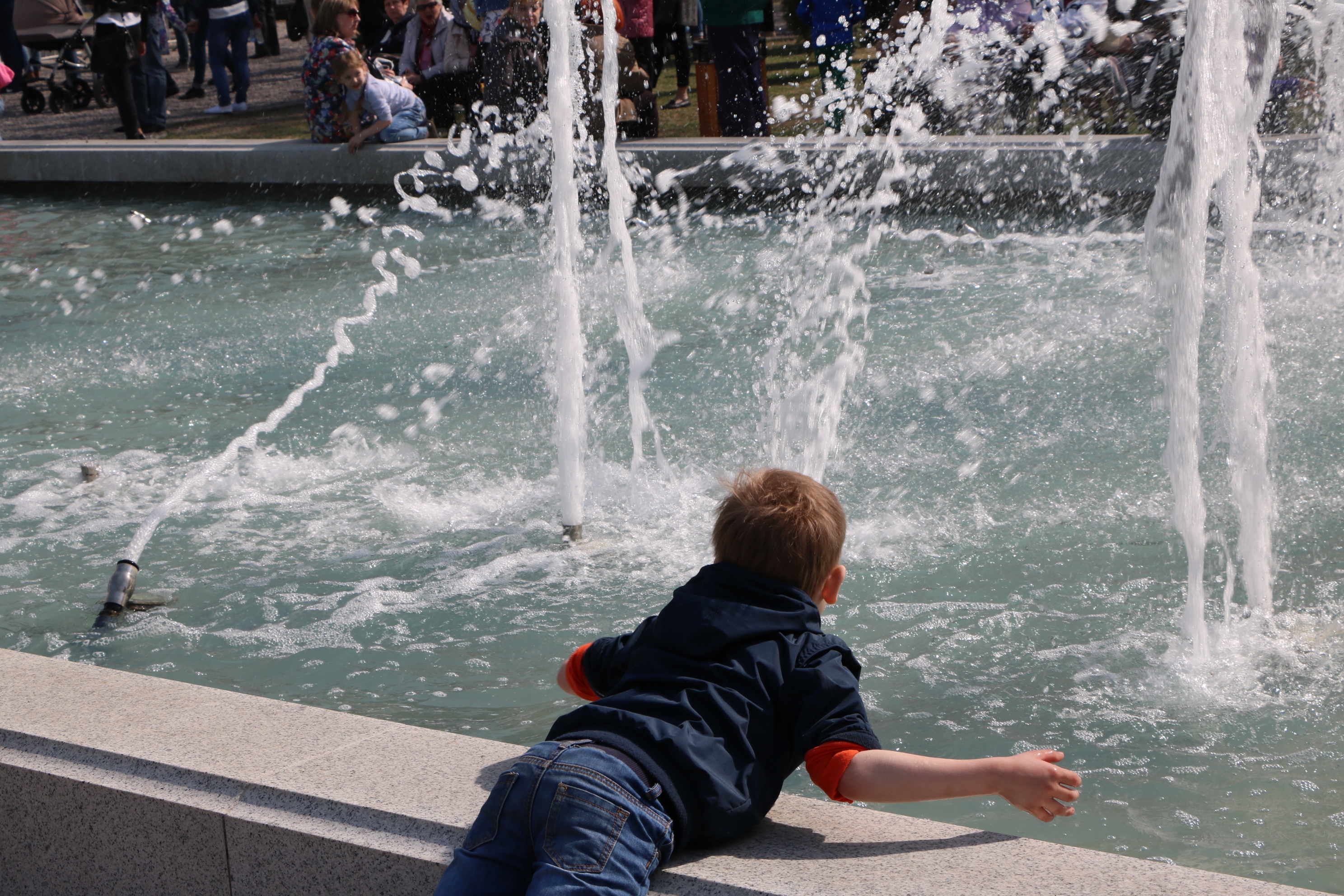 Мальчик в фонтане