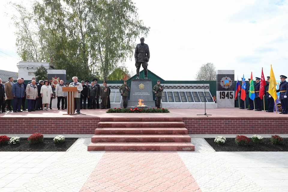 Памятник участникам. Село Заворонежское Мичуринский район мемориал. Село Заворонежское Мичуринский район Тамбовская область. Обелиск Заворонежское Мичуринского района. Открытие памятника Заворонежское Мичуринский район.