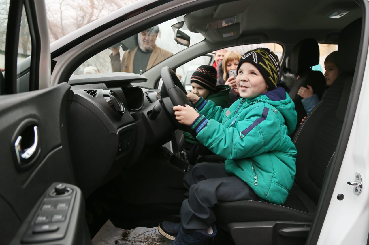 Служба заказа такси 703-703 подарила автомобиль тамбовскому детскому дому |  18.12.2019 | Тамбов - БезФормата