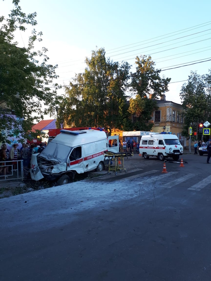 В Моршанске скорая помощь врезалась в иномарку и загорелась: есть жертвы |  17.06.2019 | Тамбов - БезФормата