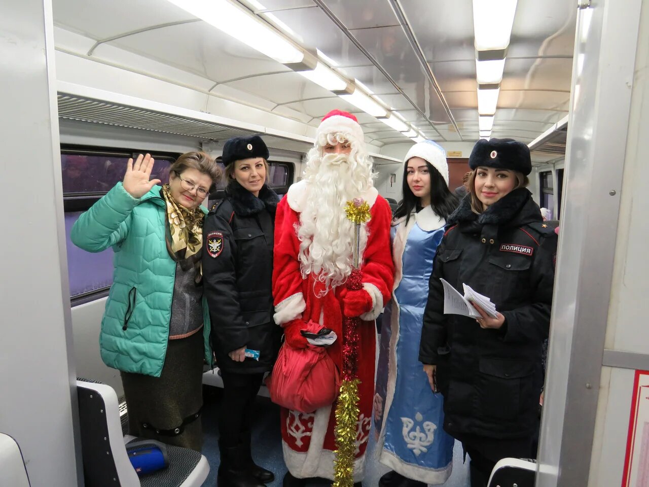 Полицейский Дед Мороз перед Новым годом пошёл в профилактический рейд на жд  вокзале | 28.12.2019 | Тамбов - БезФормата