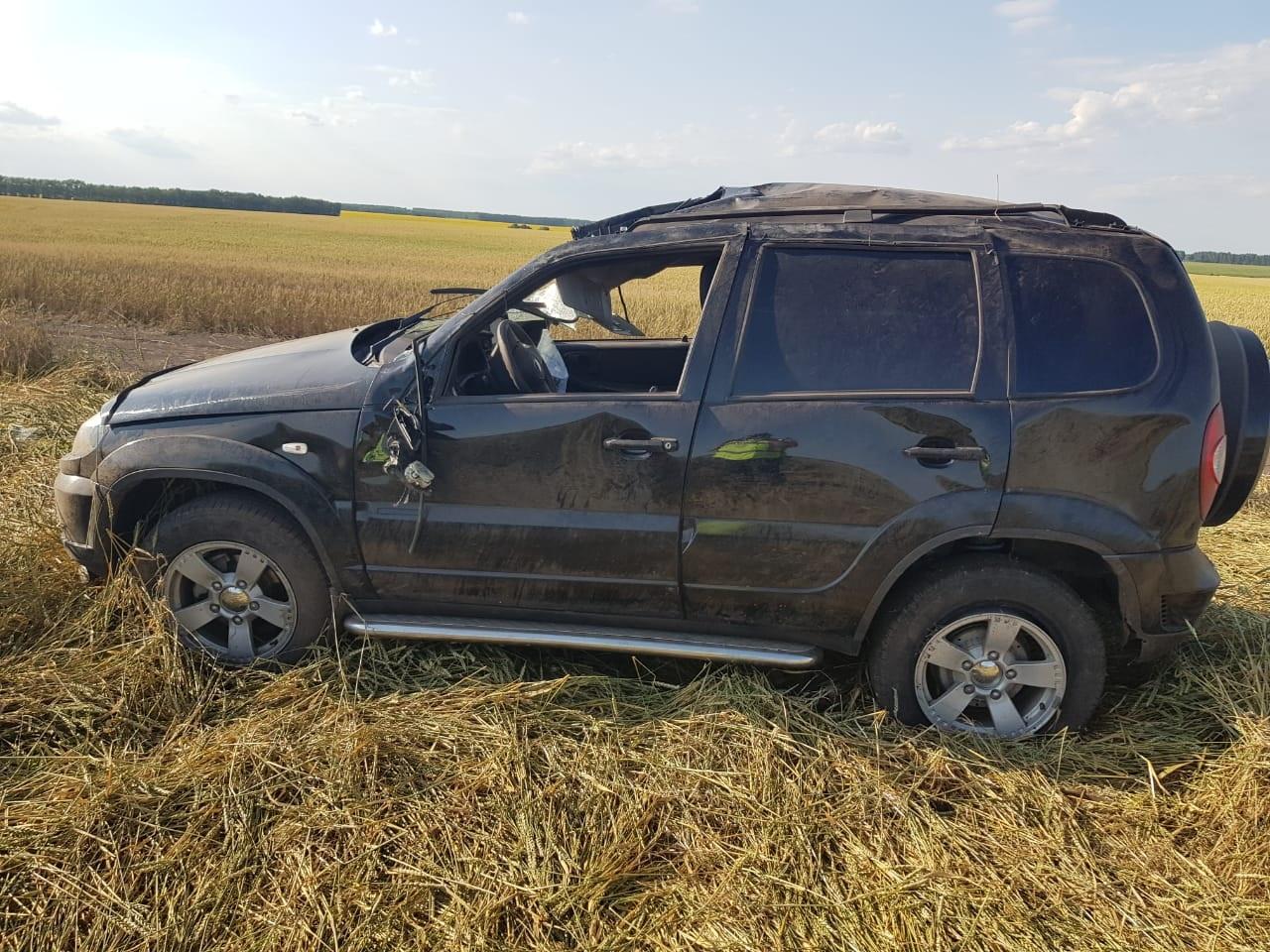 Нива тамбов. Авария в Тамбовской области Гавриловский район. Авария в Гавриловском районе Тамбовской области фото. Перевернутая Нива. Нива перевернул авария.