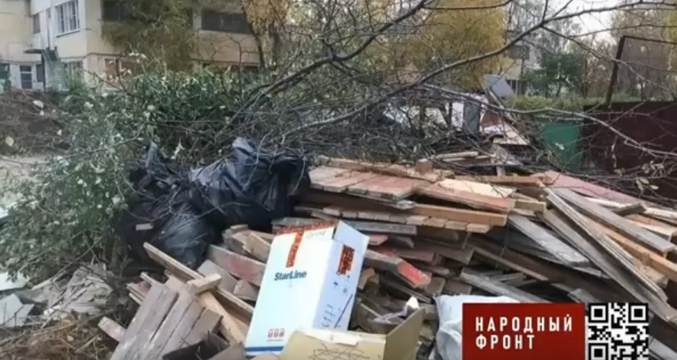 Жители Моршанска жалуются на непосредственную близость мусорки к детской площадке