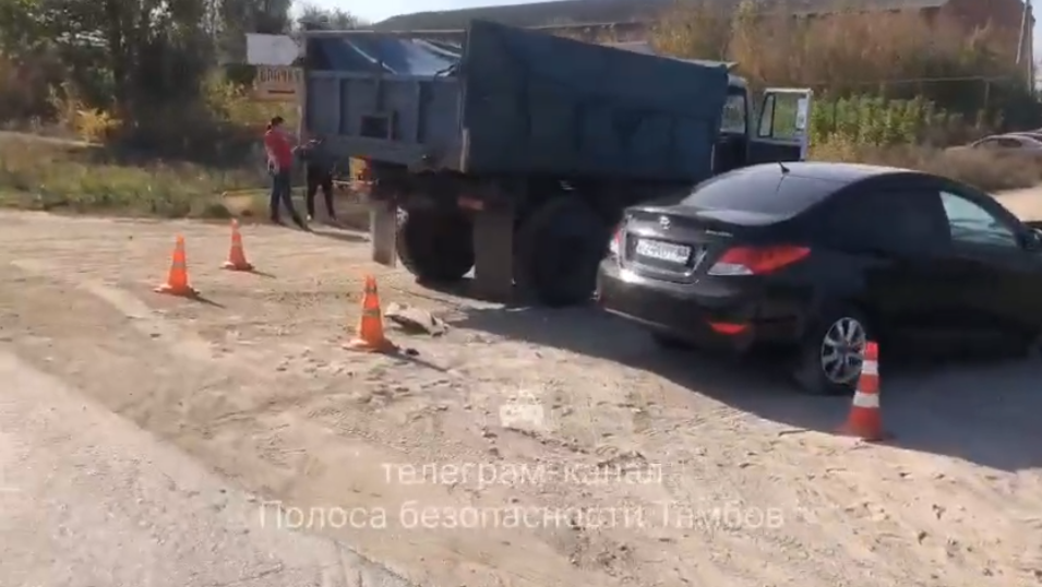 На трассе в Тамбовской области грузовик протаранил иномарку