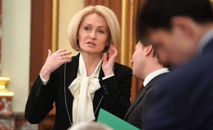 Вице-премьер РФ Абрамченко призвала население не покупать новые джинсы каждый сезон