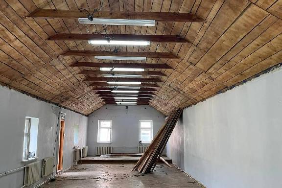 В выставочном зале детской художественной школы демонтируют потолок