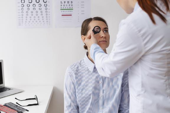 Названы первые симптомы развития катаракты