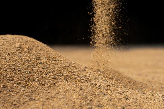 Житель Рассказовского округа продал аграриям песок из карьера