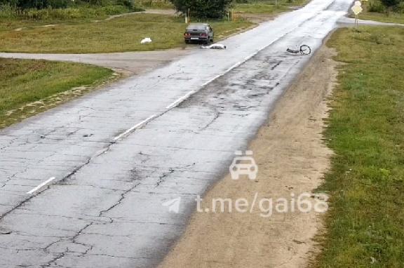 В Тамбовской области "ВАЗ" столкнулся с велосипедисткой