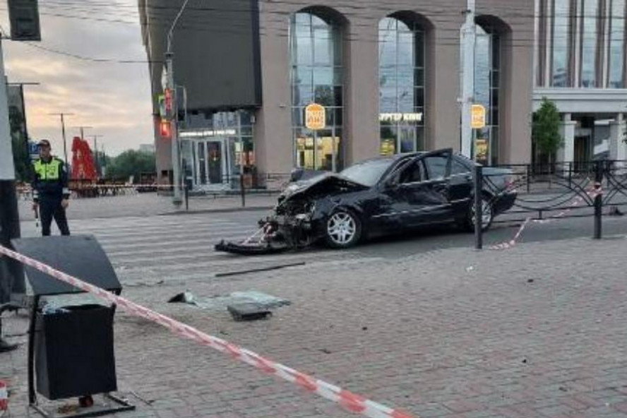 Перед судом предстанет водитель "Мерседеса", обвиняемый в смертельном ДТП в центре Тамбова