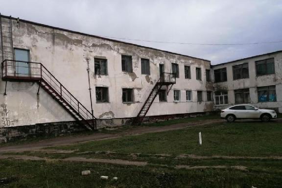 В Уваровском округе у деревенской школы разрушается кирпичная стена