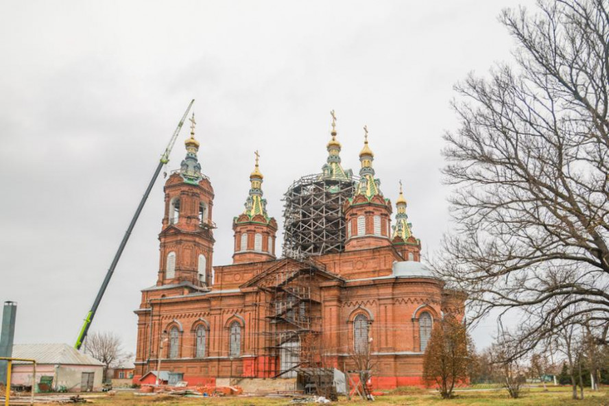 На строящийся храм в Мордово возвели крест и купол