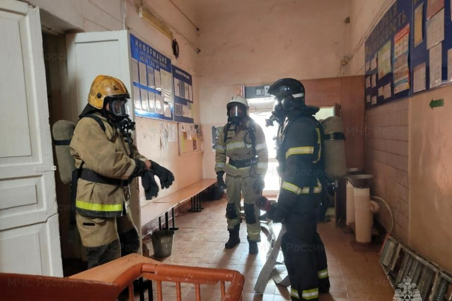 Спасатели провели противопожарные учения в одной из тамбовских школ