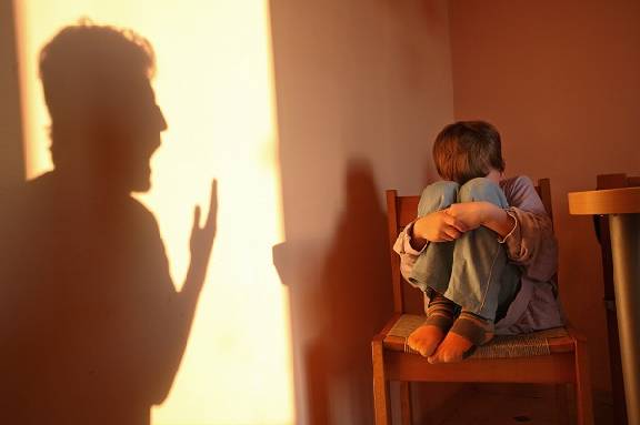 В России хотят создать чёрный список приёмных родителей и опекунов