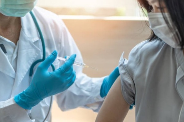 Президент подписал закон о бесплатной вакцинации в частных клиниках