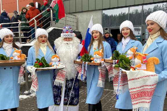 Спортивный Дед Мороз из Сосновки поддерживает биатлонистов на Кубке Содружества в Беларуси