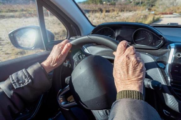 Водителям старше 70 лет предложили запретить садиться за руль