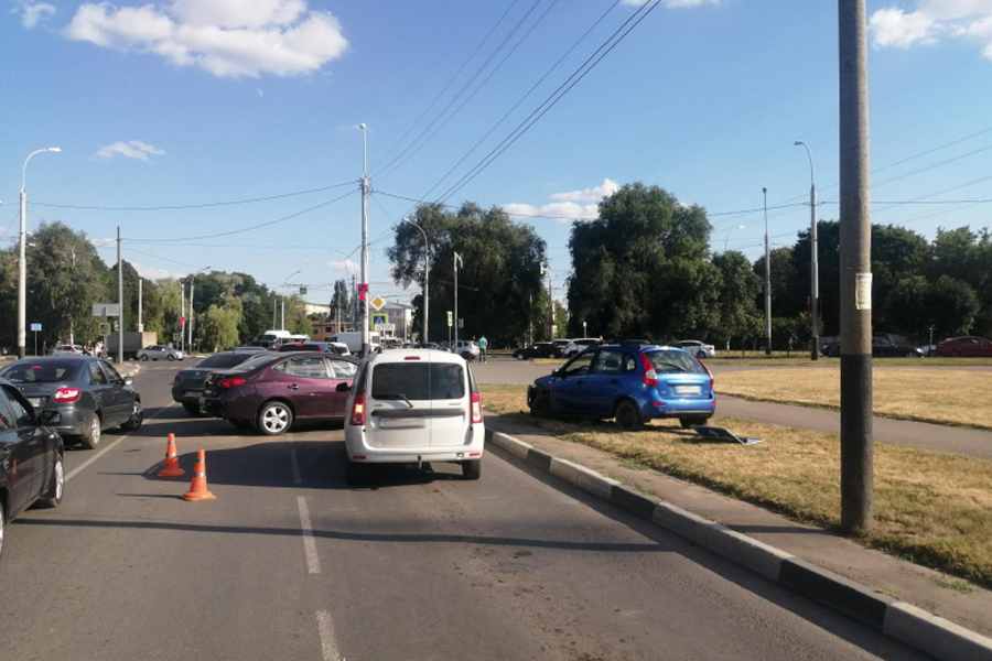 В центре Тамбова столкнулись три автомобиля