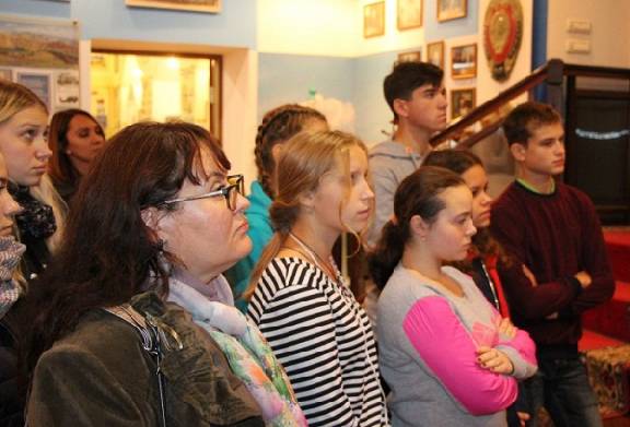 Школьникам провели экскурсию в музее УМВД