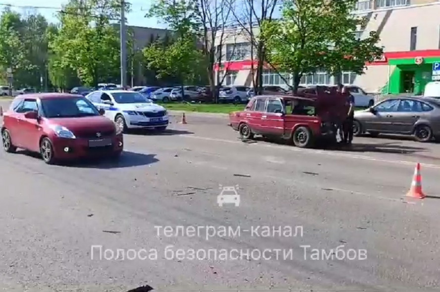 На севере Тамбова столкнулись "Mitsubishi" и "шестёрка"