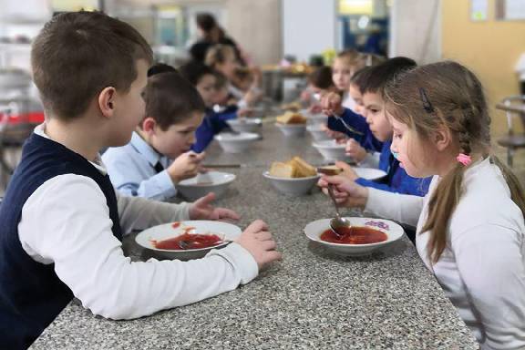 В староюрьевской школе детей кормят из посуды со сколами