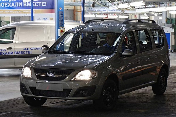 АвтоВАЗ повысил цены на две популярные модели Lada