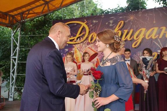 Глава Кирсанова поздравил выпускников с окончанием школы
