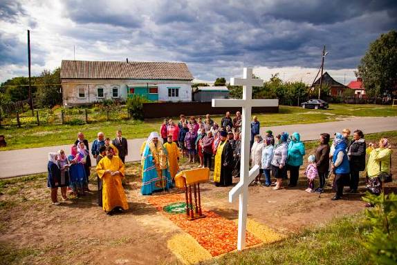 В Знаменском районе освятили крест в основание будущего храма