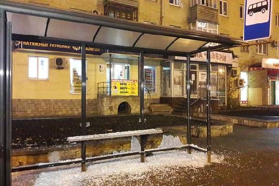 В Тамбове мужчина разрушил автобусную остановку