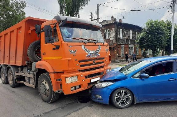 В Тамбове на Базарной столкнулись три автомобиля