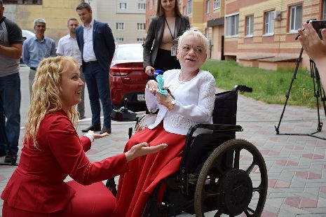 Тамбовчанка и её 8-летний сын получили ключи от новой квартиры