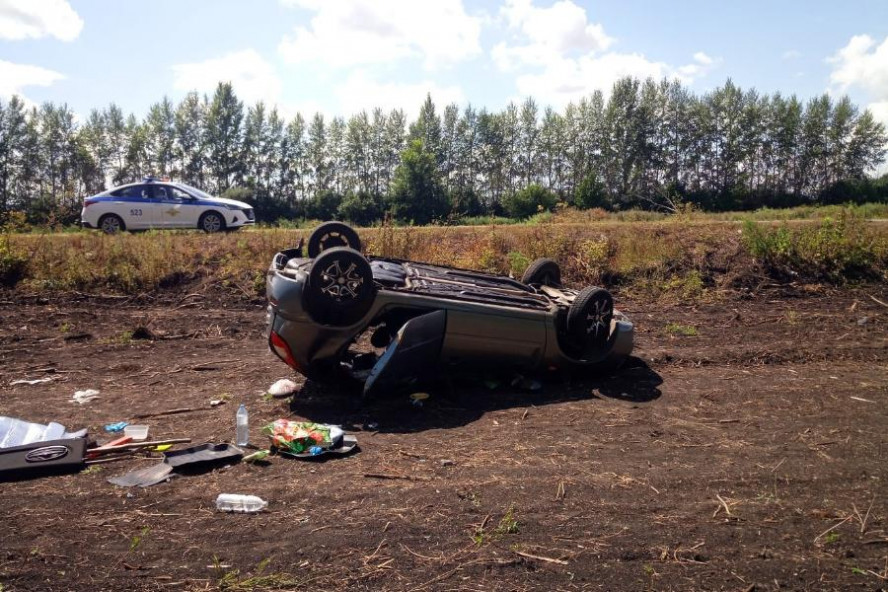 В Петровском округе "LADA Kalina" перевернулась в кювет: двое пострадали