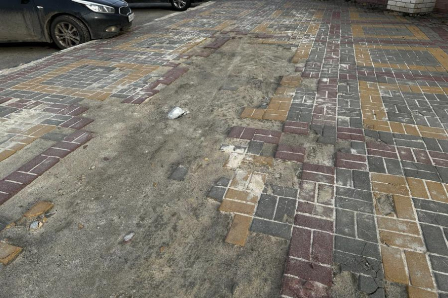 Возле одной из главных школ Тамбова разваливается тротуарная плитка