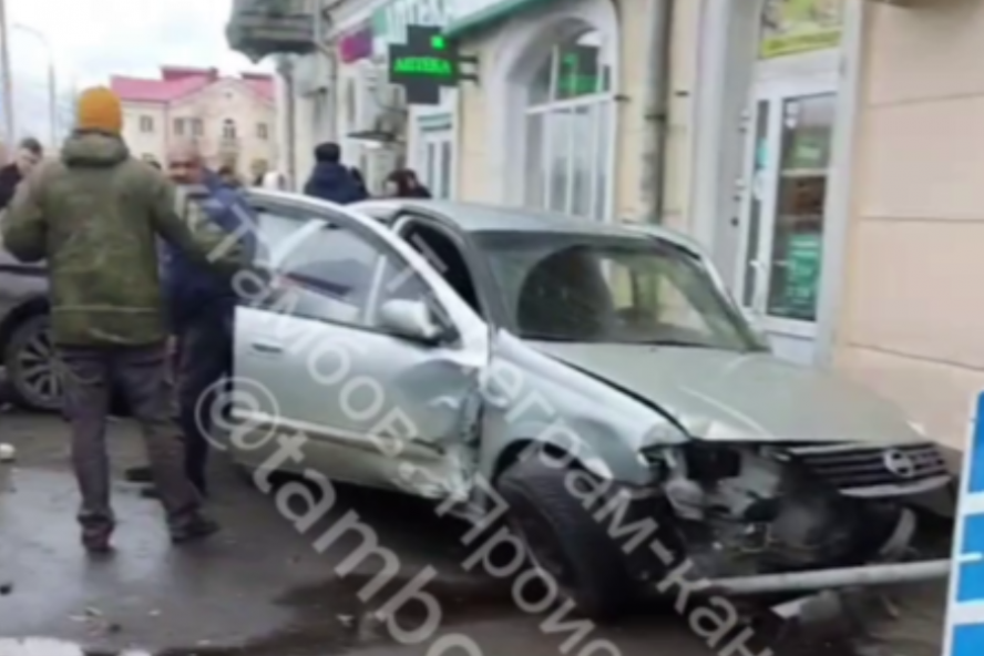 В Тамбове на улице Гастелло две легковушки вылетели на тротуар