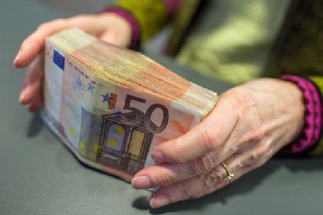 Центробанк России разрешил гражданам снимать евро и покупать валюту в банках