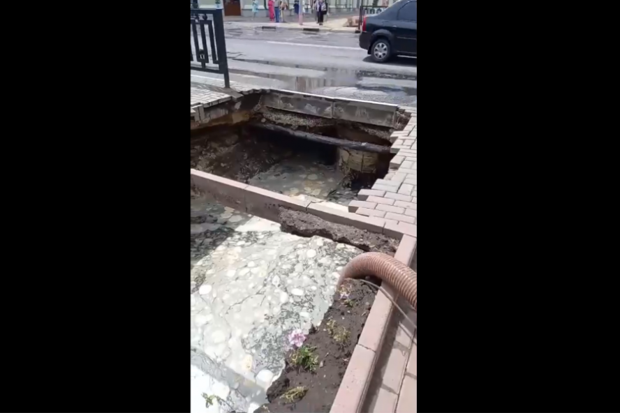В центре Тамбова на улице Коммунальной провалился асфальт