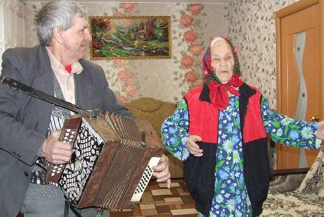 Почти два миллиона просмотров: столетняя жительница Староюрьевского района поет частушки и пускается в пляс
