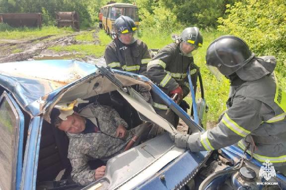 В Тамбовской области спасатели деблокировали водителя и потушили возгорание автомобиля