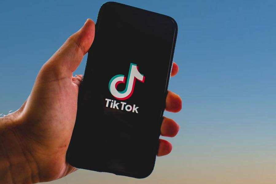 Соцсеть TikTok прекратит распространение нового контента в России