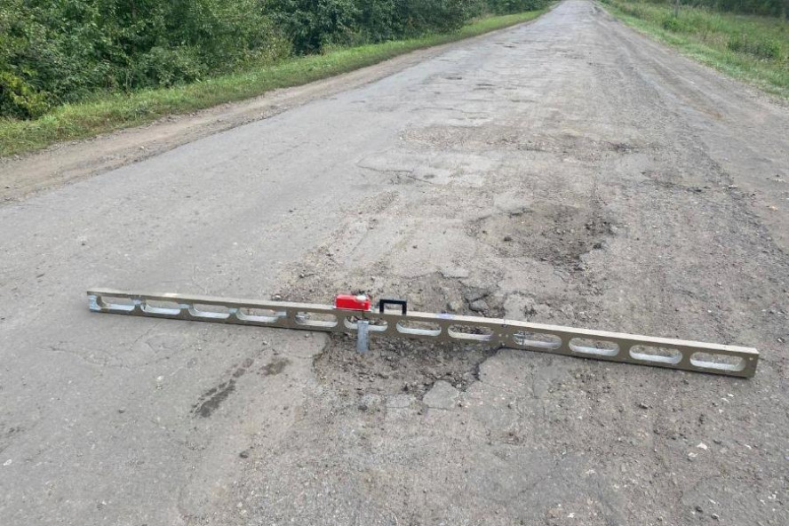 Прокуратура через суд обязала администрацию Тамбовского округа отремонтировать дорогу