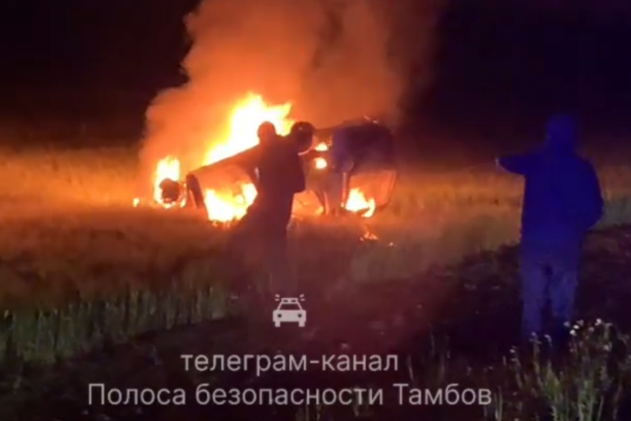 В Тамбовской области на трассе загорелась иномарка