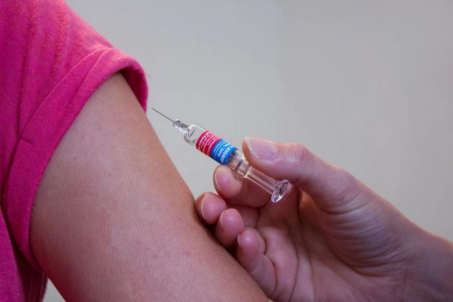 Вакцинацию подростков от коронавируса обещают начать до конца года
