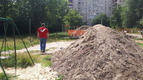 В центре Тамбова просят оградить забором разрытую детскую площадку