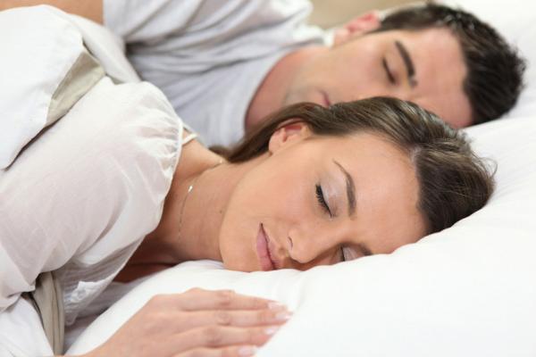 Сомнолог рассказал о необходимой продолжительности сна для мужчин и женщин