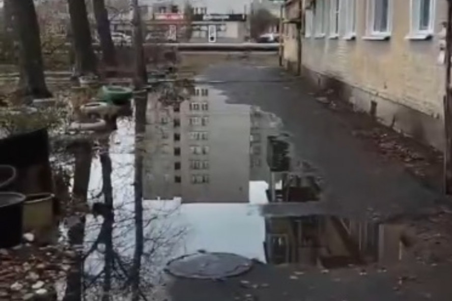 Вода во дворе тамбовской многоэтажки стоит уже более недели