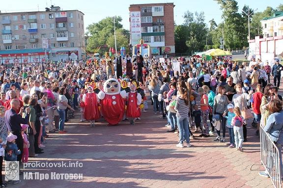 В Котовске прошел первый фестиваль неваляшки