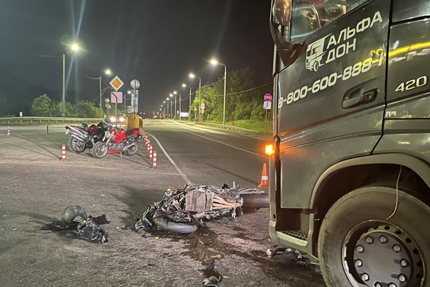 В Тамбовской области мотоциклист с девушкой врезались в грузовик